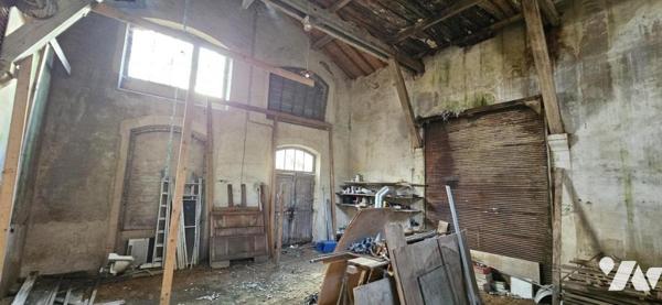 Entrepôt avec terrain constructible 