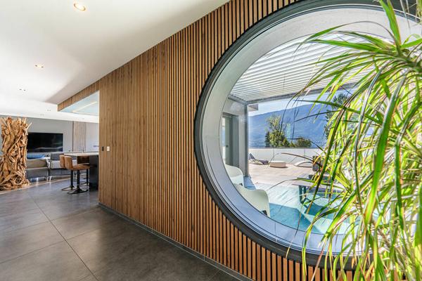 Villa contemporaine avec piscine intérieure
