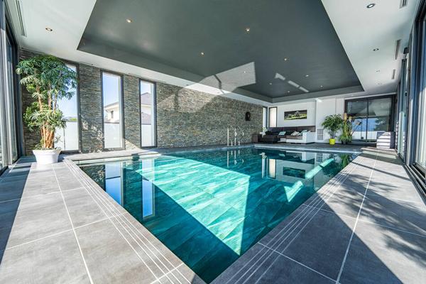 Villa contemporaine avec piscine intérieure