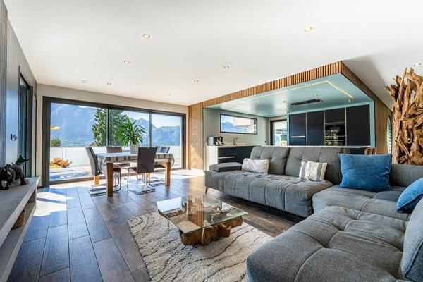 Villa contemporaine avec piscine intérieure