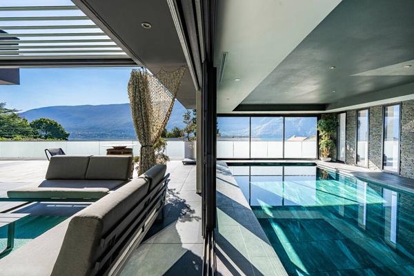 Villa contemporaine avec piscine intérieure