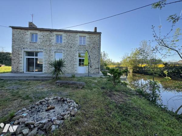 Maison en pierres avec étang 