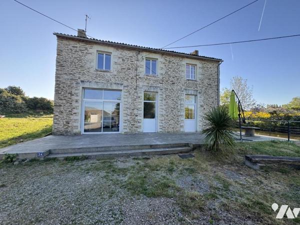 Maison en pierres avec étang 