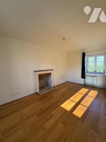 Maison en pierres avec étang 