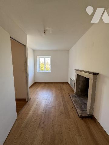 Maison en pierres avec étang 