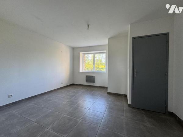 Maison en pierres avec étang 