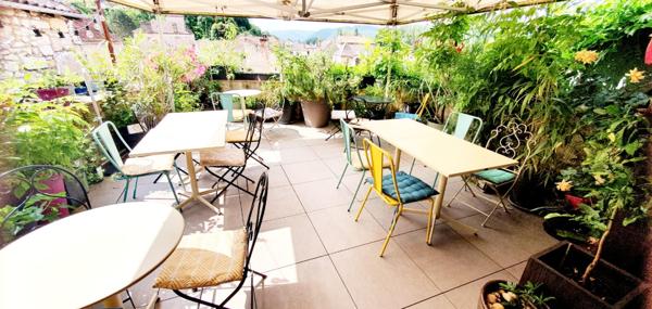 Immeuble de rapport: commerce, appartement et gîte.