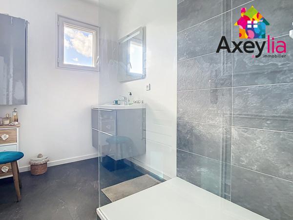 Mably (42300) A VENDRE - MABLY - MAISON DE PLAIN-PIED ET RÉNOVÉE AVEC TROIS CHAMBRES, GARAGE ET TERRAIN AVEC PISCINE