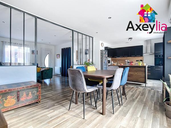 Mably (42300) A VENDRE - MABLY - MAISON DE PLAIN-PIED ET RÉNOVÉE AVEC TROIS CHAMBRES, GARAGE ET TERRAIN AVEC PISCINE