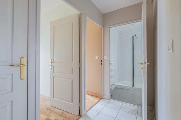 Appartement à vendre 3 pièces MIRIBEL (01) Hyper centre balcon garage