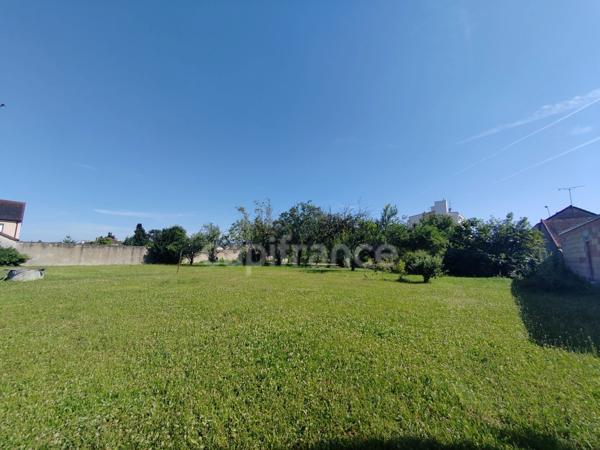A vendre terrain à bâtir à CHALON SUR SAONE (71) d'environ 2 473 m² et D'une maison de 95 m²