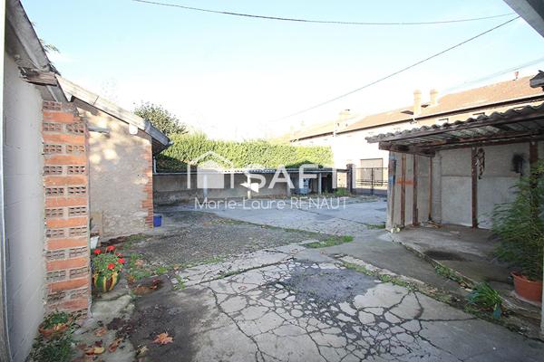 Centre-ville : Garages avec cour et dépendance