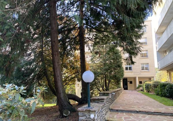 Appartement T4 de 95.48 m² 1er avec ascenseur environnement verdoyant calme dans avenue privée