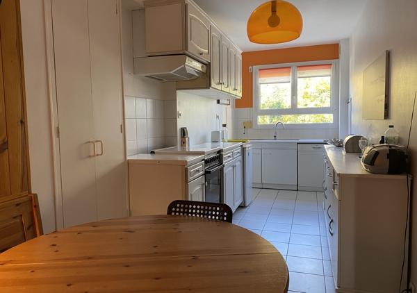 Appartement T4 de 95.48 m² 1er avec ascenseur environnement verdoyant calme dans avenue privée