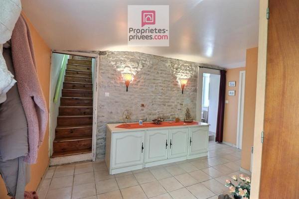 BEL EMPLACEMENT SEREIN, Au calme dans un village de Genouillé, Maison de Pays 6 pièces 92 m2 avec grange ouverte et beau garage indépendant