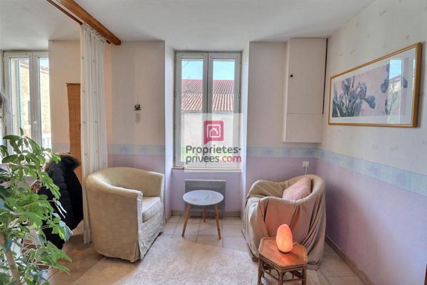 BEL EMPLACEMENT SEREIN, Au calme dans un village de Genouillé, Maison de Pays 6 pièces 92 m2 avec grange ouverte et beau garage indépendant