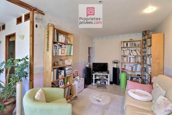 BEL EMPLACEMENT SEREIN, Au calme dans un village de Genouillé, Maison de Pays 6 pièces 92 m2 avec grange ouverte et beau garage indépendant