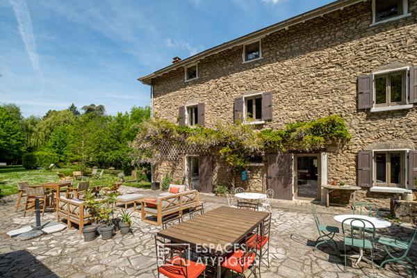 Auberge de caractère fin XVIIIeme siècle entièrement rénovée avec jardin paysagé au coeur du village