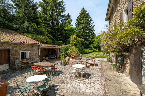 Auberge de caractère fin XVIIIeme siècle entièrement rénovée avec jardin paysagé au coeur du village