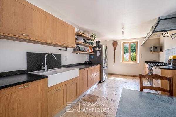 Auberge de caractère fin XVIIIeme siècle entièrement rénovée avec jardin paysagé au coeur du village