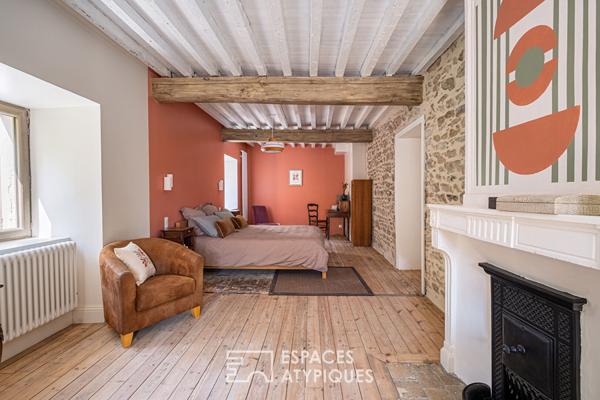 Auberge de caractère fin XVIIIeme siècle entièrement rénovée avec jardin paysagé au coeur du village