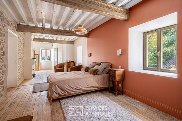 Auberge de caractère fin XVIIIeme siècle entièrement rénovée avec jardin paysagé au coeur du village