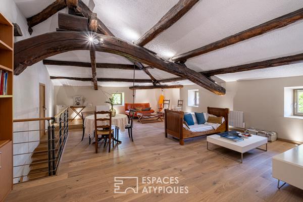 Auberge de caractère fin XVIIIeme siècle entièrement rénovée avec jardin paysagé au coeur du village