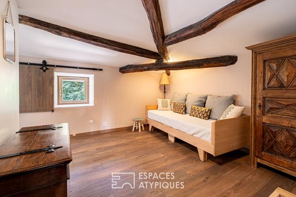 Auberge de caractère fin XVIIIeme siècle entièrement rénovée avec jardin paysagé au coeur du village