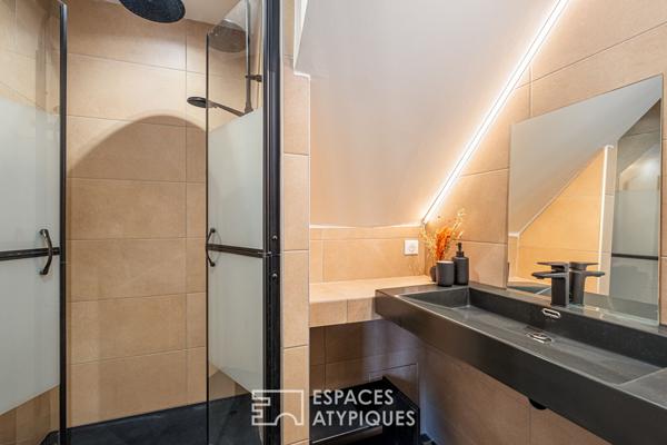 Auberge de caractère fin XVIIIeme siècle entièrement rénovée avec jardin paysagé au coeur du village