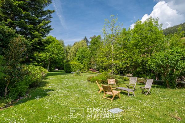 Auberge de caractère fin XVIIIeme siècle entièrement rénovée avec jardin paysagé au coeur du village