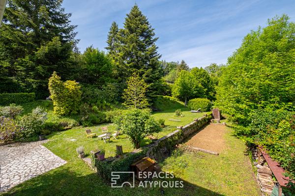 Auberge de caractère fin XVIIIeme siècle entièrement rénovée avec jardin paysagé au coeur du village