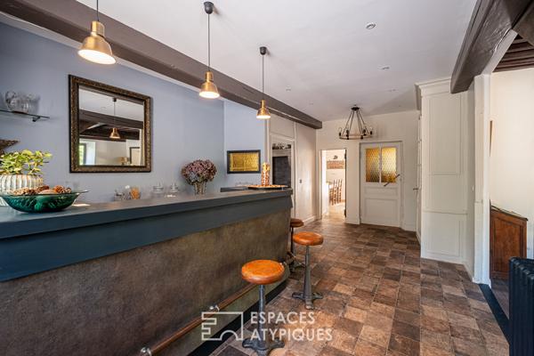 Auberge de caractère fin XVIIIeme siècle entièrement rénovée avec jardin paysagé au coeur du village