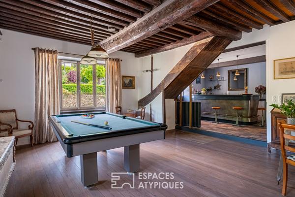 Auberge de caractère fin XVIIIeme siècle entièrement rénovée avec jardin paysagé au coeur du village