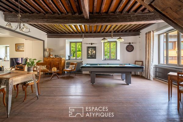 Auberge de caractère fin XVIIIeme siècle entièrement rénovée avec jardin paysagé au coeur du village