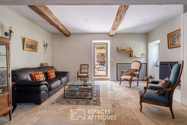 Auberge de caractère fin XVIIIeme siècle entièrement rénovée avec jardin paysagé au coeur du village