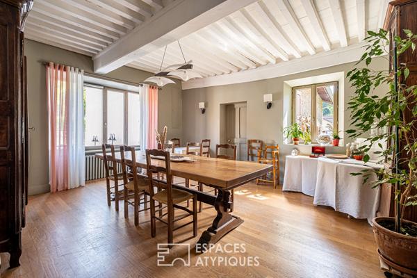 Auberge de caractère fin XVIIIeme siècle entièrement rénovée avec jardin paysagé au coeur du village