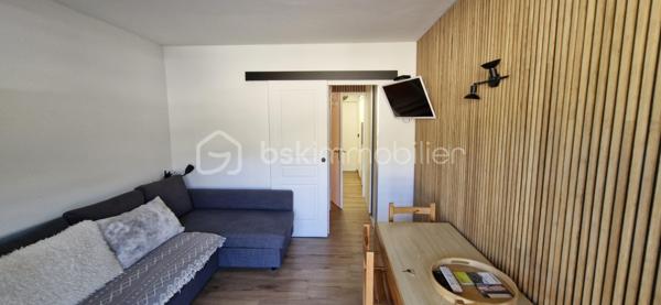 Vous rêvez de chausser les skis dès la sortie de votre résidence ?

Situé en plein cœur de la station familiale de Superdévoluy, ce studio de 23m2 entièrement rénové bénéficie d'un emplacement premium avec une vue directe sur le front de neige, à proximité immédiate de l'ensemble des commerces et services.

100% CLE EN MAIN ET ZERO TRAVAUX : Le bien est vendu meublé et entièrement équipé. Vous n'avez plus qu'à poser vos valises !

Un agencement optimisé au millimètre pour 5 personnes :
    • Un coin montagne isolé avec 3 lits superposés et placards de rangement.
    • Une pièce de vie lumineuse avec canapé d'angle convertible.
    • Une belle terrasse orientée face aux pistes.
    • Une cuisine moderne et équipée (réfrigérateur, plaques, micro-ondes) optimisant l'espace.
    • Une salle de bain fonctionnelle avec WC.

Idéal pour un investissement locatif rentable dans un massif en plein essor ou pour profiter de la montagne en famille tout au long de l'année. La literie complète et les équipements de qualité sont inclus dans la vente.
Contactez-moi rapidement pour organiser une visite et découvrir ce bien sans tarder.