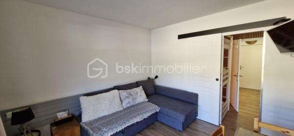 Vous rêvez de chausser les skis dès la sortie de votre résidence ?

Situé en plein cœur de la station familiale de Superdévoluy, ce studio de 23m2 entièrement rénové bénéficie d'un emplacement premium avec une vue directe sur le front de neige, à proximité immédiate de l'ensemble des commerces et services.

100% CLE EN MAIN ET ZERO TRAVAUX : Le bien est vendu meublé et entièrement équipé. Vous n'avez plus qu'à poser vos valises !

Un agencement optimisé au millimètre pour 5 personnes :
    • Un coin montagne isolé avec 3 lits superposés et placards de rangement.
    • Une pièce de vie lumineuse avec canapé d'angle convertible.
    • Une belle terrasse orientée face aux pistes.
    • Une cuisine moderne et équipée (réfrigérateur, plaques, micro-ondes) optimisant l'espace.
    • Une salle de bain fonctionnelle avec WC.

Idéal pour un investissement locatif rentable dans un massif en plein essor ou pour profiter de la montagne en famille tout au long de l'année. La literie complète et les équipements de qualité sont inclus dans la vente.
Contactez-moi rapidement pour organiser une visite et découvrir ce bien sans tarder.