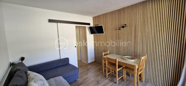 Vous rêvez de chausser les skis dès la sortie de votre résidence ?

Situé en plein cœur de la station familiale de Superdévoluy, ce studio de 23m2 entièrement rénové bénéficie d'un emplacement premium avec une vue directe sur le front de neige, à proximité immédiate de l'ensemble des commerces et services.

100% CLE EN MAIN ET ZERO TRAVAUX : Le bien est vendu meublé et entièrement équipé. Vous n'avez plus qu'à poser vos valises !

Un agencement optimisé au millimètre pour 5 personnes :
    • Un coin montagne isolé avec 3 lits superposés et placards de rangement.
    • Une pièce de vie lumineuse avec canapé d'angle convertible.
    • Une belle terrasse orientée face aux pistes.
    • Une cuisine moderne et équipée (réfrigérateur, plaques, micro-ondes) optimisant l'espace.
    • Une salle de bain fonctionnelle avec WC.

Idéal pour un investissement locatif rentable dans un massif en plein essor ou pour profiter de la montagne en famille tout au long de l'année. La literie complète et les équipements de qualité sont inclus dans la vente.
Contactez-moi rapidement pour organiser une visite et découvrir ce bien sans tarder.