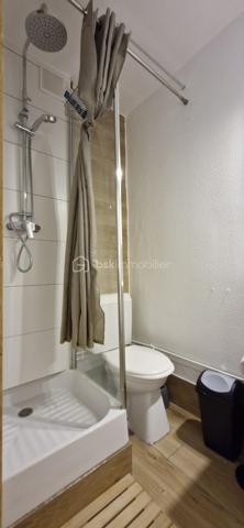 Vous rêvez de chausser les skis dès la sortie de votre résidence ?

Situé en plein cœur de la station familiale de Superdévoluy, ce studio de 23m2 entièrement rénové bénéficie d'un emplacement premium avec une vue directe sur le front de neige, à proximité immédiate de l'ensemble des commerces et services.

100% CLE EN MAIN ET ZERO TRAVAUX : Le bien est vendu meublé et entièrement équipé. Vous n'avez plus qu'à poser vos valises !

Un agencement optimisé au millimètre pour 5 personnes :
    • Un coin montagne isolé avec 3 lits superposés et placards de rangement.
    • Une pièce de vie lumineuse avec canapé d'angle convertible.
    • Une belle terrasse orientée face aux pistes.
    • Une cuisine moderne et équipée (réfrigérateur, plaques, micro-ondes) optimisant l'espace.
    • Une salle de bain fonctionnelle avec WC.

Idéal pour un investissement locatif rentable dans un massif en plein essor ou pour profiter de la montagne en famille tout au long de l'année. La literie complète et les équipements de qualité sont inclus dans la vente.
Contactez-moi rapidement pour organiser une visite et découvrir ce bien sans tarder.