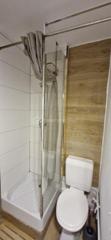 Vous rêvez de chausser les skis dès la sortie de votre résidence ?

Situé en plein cœur de la station familiale de Superdévoluy, ce studio de 23m2 entièrement rénové bénéficie d'un emplacement premium avec une vue directe sur le front de neige, à proximité immédiate de l'ensemble des commerces et services.

100% CLE EN MAIN ET ZERO TRAVAUX : Le bien est vendu meublé et entièrement équipé. Vous n'avez plus qu'à poser vos valises !

Un agencement optimisé au millimètre pour 5 personnes :
    • Un coin montagne isolé avec 3 lits superposés et placards de rangement.
    • Une pièce de vie lumineuse avec canapé d'angle convertible.
    • Une belle terrasse orientée face aux pistes.
    • Une cuisine moderne et équipée (réfrigérateur, plaques, micro-ondes) optimisant l'espace.
    • Une salle de bain fonctionnelle avec WC.

Idéal pour un investissement locatif rentable dans un massif en plein essor ou pour profiter de la montagne en famille tout au long de l'année. La literie complète et les équipements de qualité sont inclus dans la vente.
Contactez-moi rapidement pour organiser une visite et découvrir ce bien sans tarder.