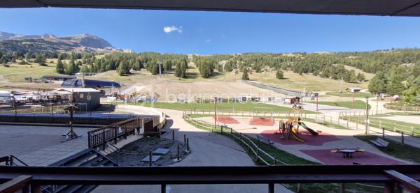 Vous rêvez de chausser les skis dès la sortie de votre résidence ?

Situé en plein cœur de la station familiale de Superdévoluy, ce studio de 23m2 entièrement rénové bénéficie d'un emplacement premium avec une vue directe sur le front de neige, à proximité immédiate de l'ensemble des commerces et services.

100% CLE EN MAIN ET ZERO TRAVAUX : Le bien est vendu meublé et entièrement équipé. Vous n'avez plus qu'à poser vos valises !

Un agencement optimisé au millimètre pour 5 personnes :
    • Un coin montagne isolé avec 3 lits superposés et placards de rangement.
    • Une pièce de vie lumineuse avec canapé d'angle convertible.
    • Une belle terrasse orientée face aux pistes.
    • Une cuisine moderne et équipée (réfrigérateur, plaques, micro-ondes) optimisant l'espace.
    • Une salle de bain fonctionnelle avec WC.

Idéal pour un investissement locatif rentable dans un massif en plein essor ou pour profiter de la montagne en famille tout au long de l'année. La literie complète et les équipements de qualité sont inclus dans la vente.
Contactez-moi rapidement pour organiser une visite et découvrir ce bien sans tarder.