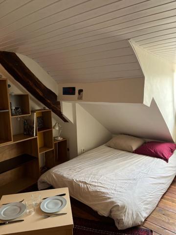 Appartement 1 pièce à vendre au dernier étage avec vue dégagée à Paris Montmartre