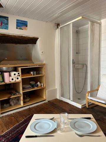 Appartement 1 pièce à vendre au dernier étage avec vue dégagée à Paris Montmartre