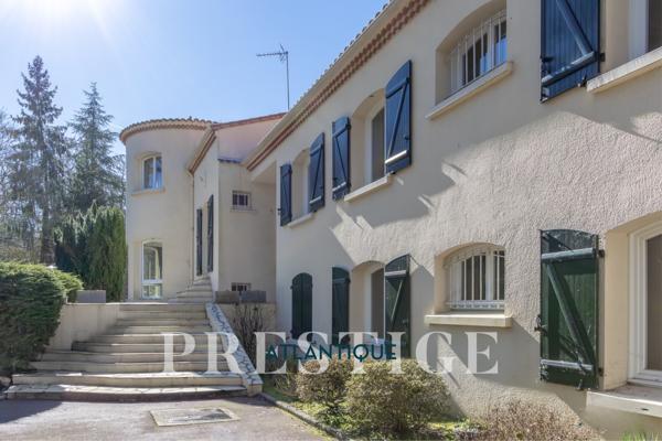 SAINT-SEBASTIEN-SUR-LOIRE - MAISON DE 216 M2 HABITABLES - TERRAIN 3300 M2