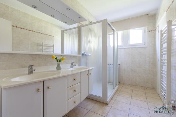 SAINT-SEBASTIEN-SUR-LOIRE - MAISON DE 216 M2 HABITABLES - TERRAIN 3300 M2