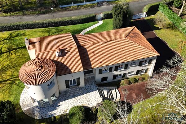 SAINT-SEBASTIEN-SUR-LOIRE - MAISON DE 216 M2 HABITABLES - TERRAIN 3300 M2