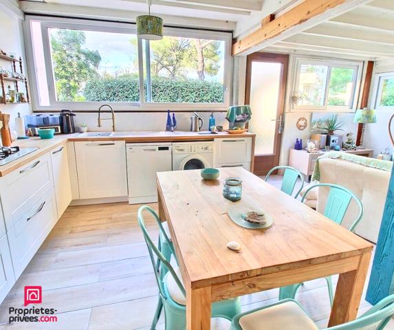 Très beau RDJ d'environ 77m²  proche de la mer !