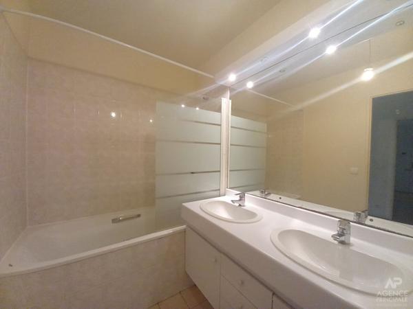 Appartement Rueil-malmaison 4 pièce(s) 105 m2 Loyer €2 490/mois charges comprises **  - Référence  19583