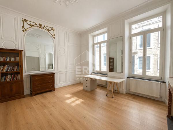 Très bel appartement de 84 m2 situé en vielle ville !
